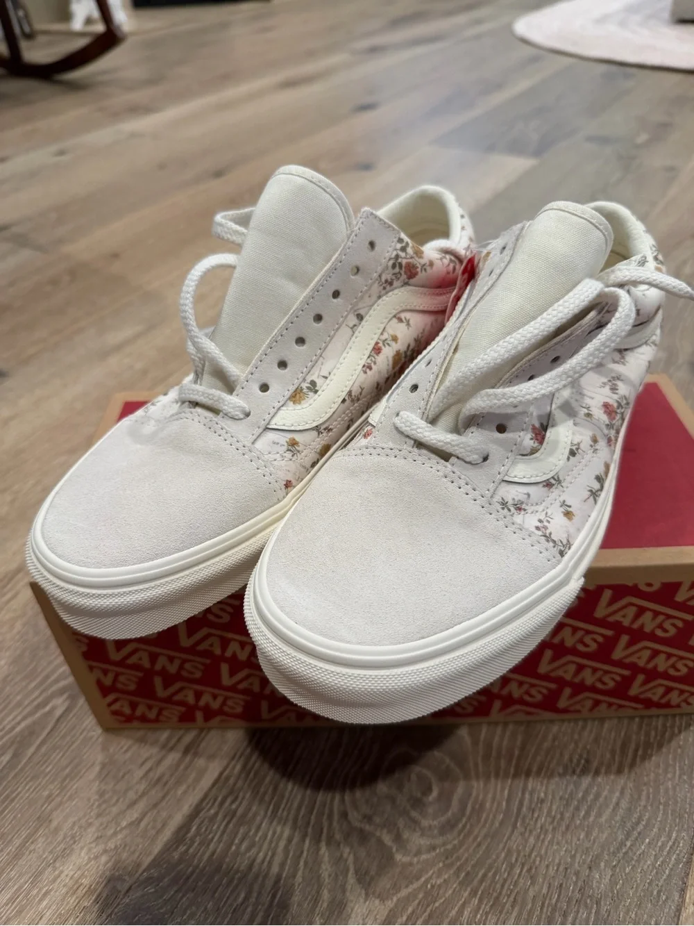 Vans women’s Cream Floral Low-Top Lace Sneakers
